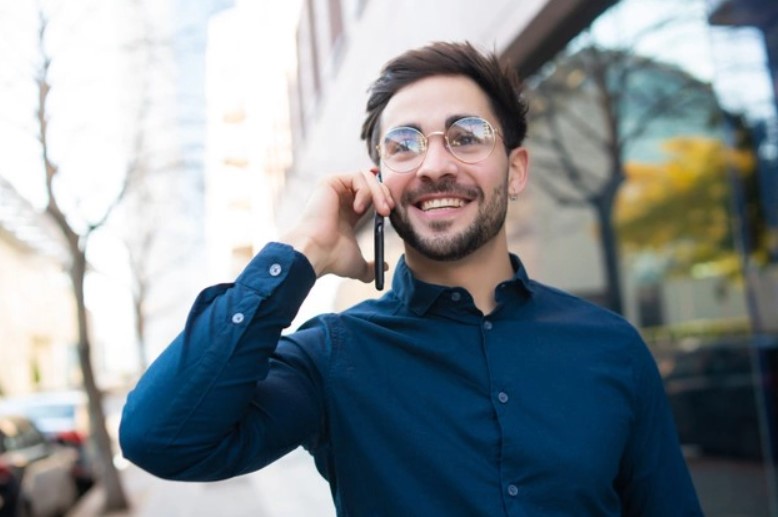 outdoor-phone-call